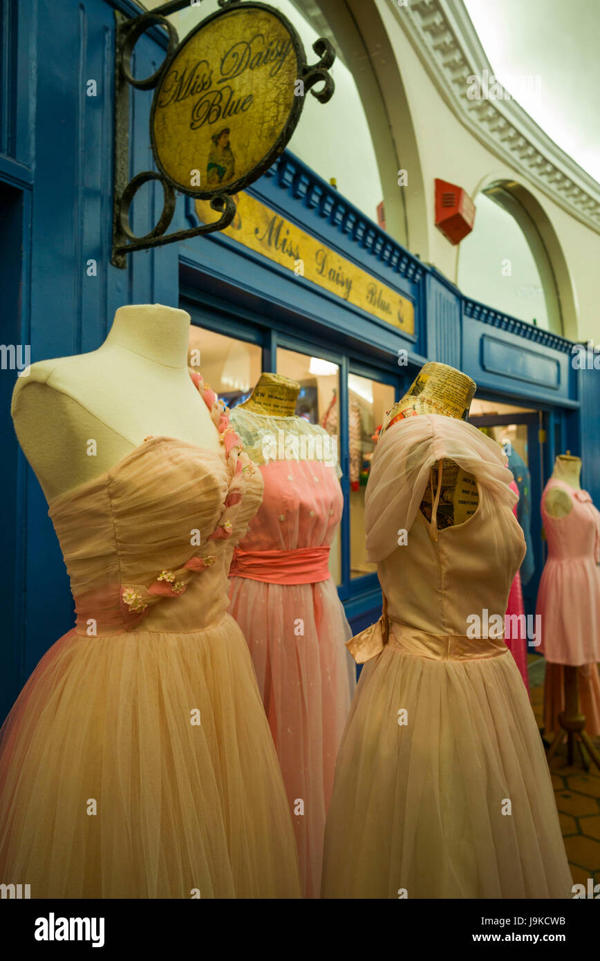 L'Irlande, dans le comté de Cork, Cork City, marché anglais, robes de soirée Banque D'Images