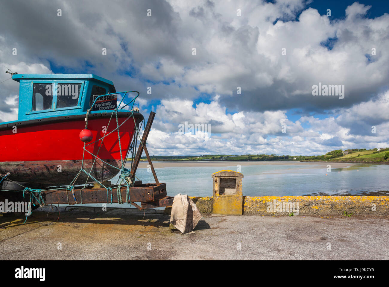 L'Irlande, dans le comté de Cork, anneau, bateaux de pêche sur la baie de Clonakilty Banque D'Images