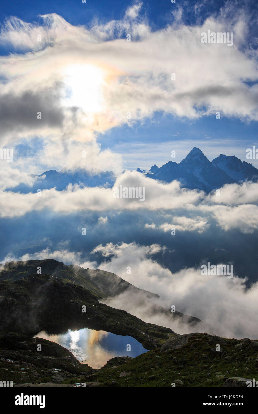 Les nuages bas et brouillard autour de Lac De Cheserys Chamonix Haute Savoie France Europe Banque D'Images