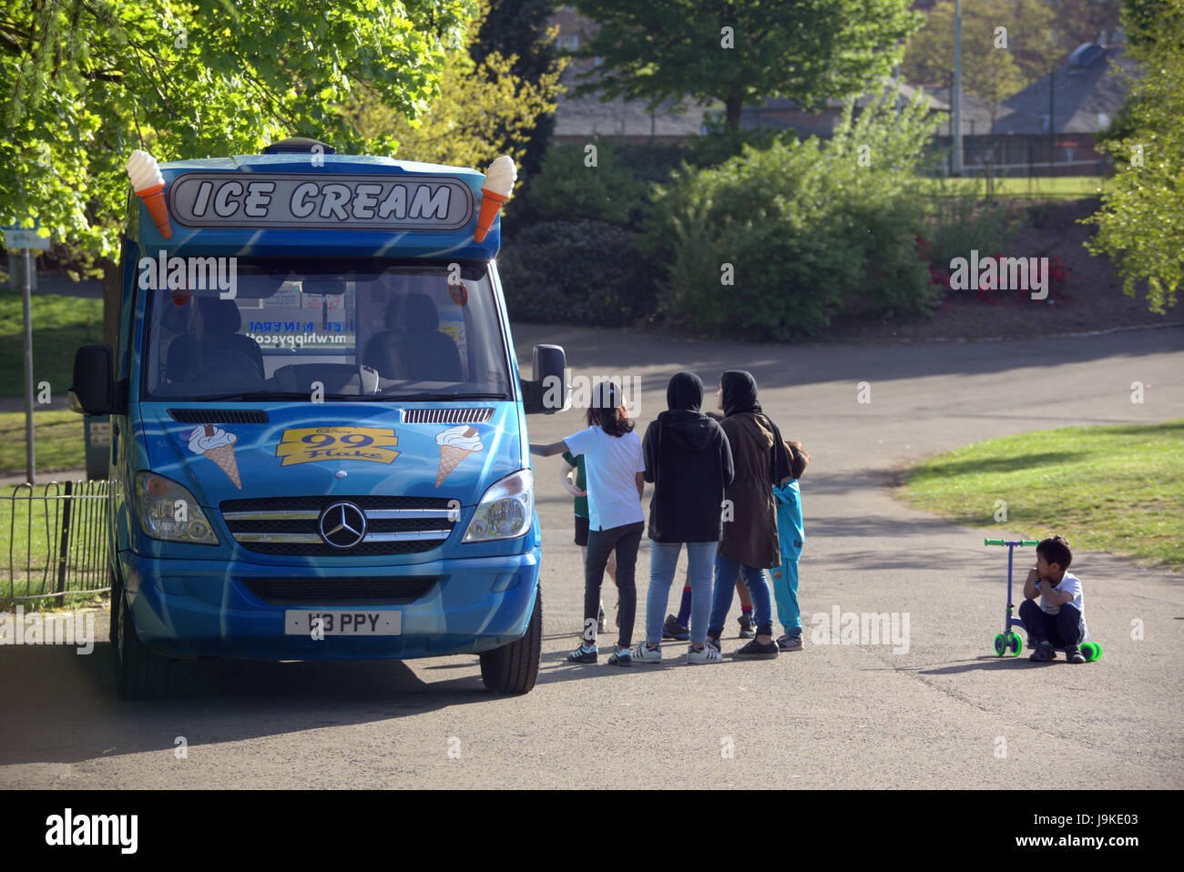 Glasgow Kelvingrove Park ice cream van scènes d'attente de camions Banque D'Images