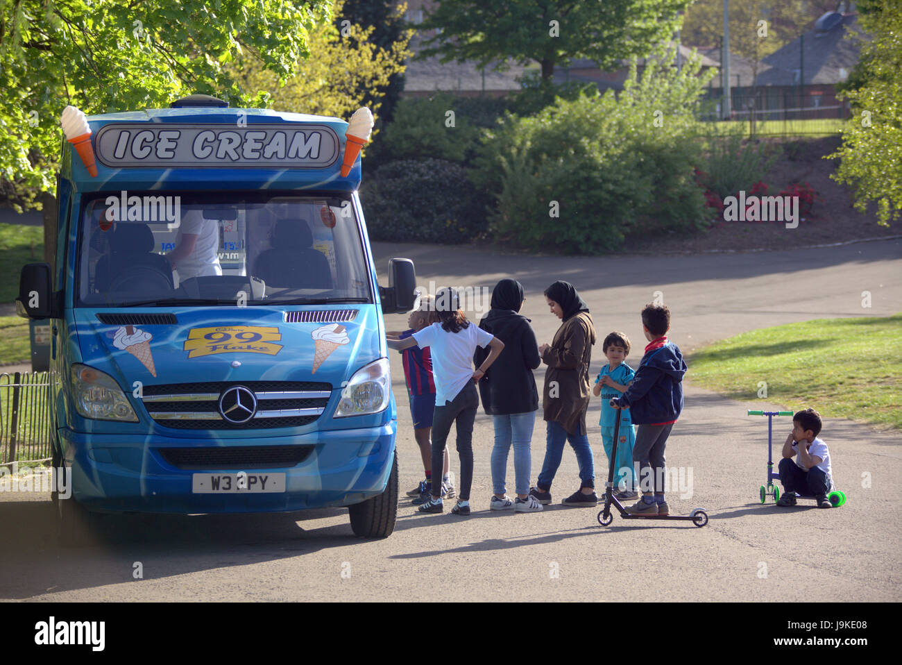 Glasgow Kelvingrove Park ice cream van scènes d'attente de camions Banque D'Images