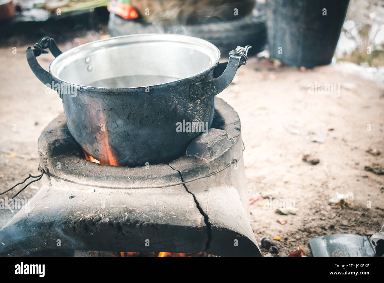 Ancienne casserole en aluminium sur la cuisinière. eau bout pour cuisiner  dans hut à la campagne. local et la cuisine vintage style de vie Photo  Stock - Alamy