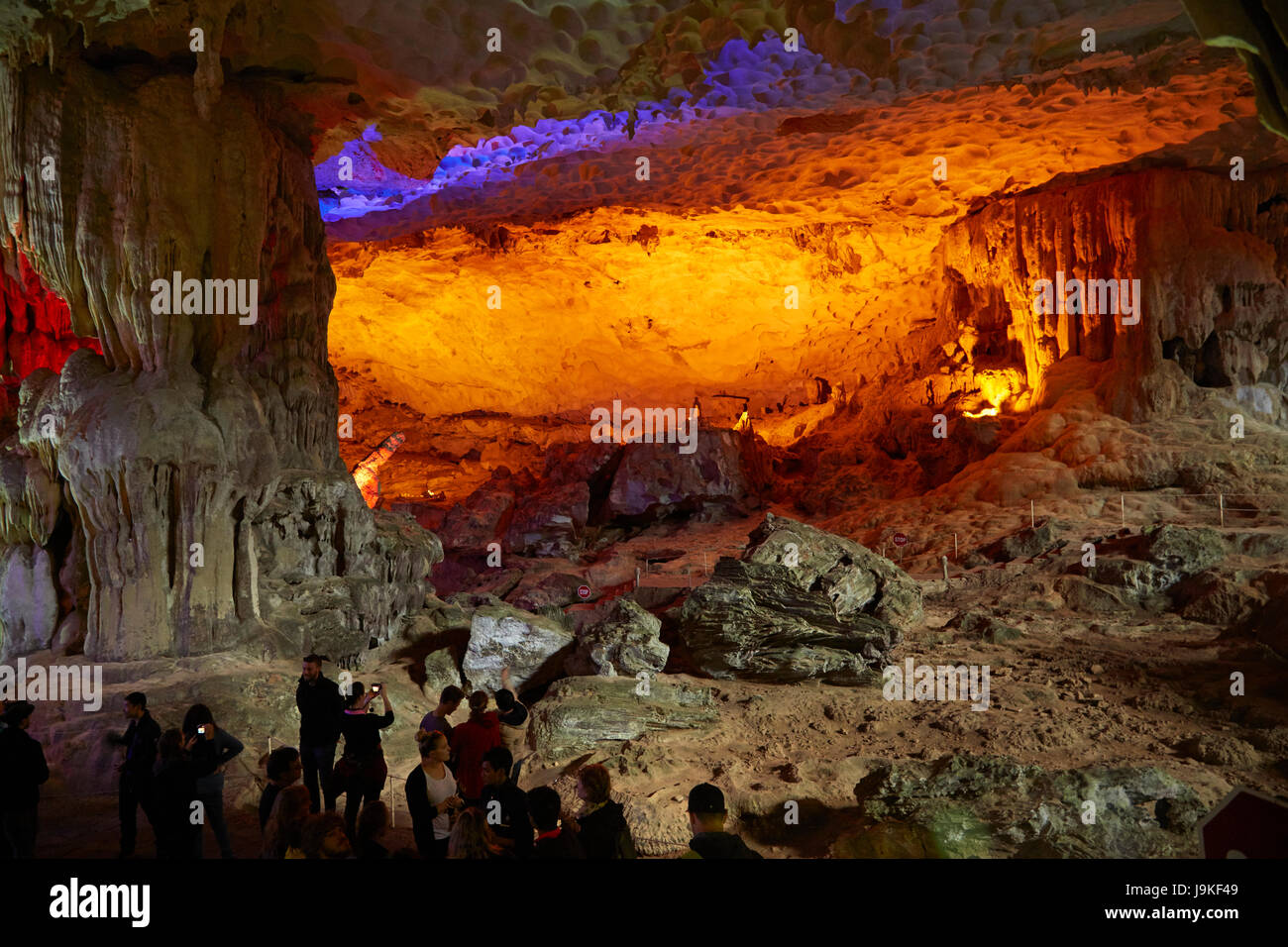 Formations calcaires et les touristes, la grotte Surprise (Hang Sung Sot Cave), Ha Long Bay (site du patrimoine mondial de l'Unesco ), Province de Quang Ninh, Vietnam Banque D'Images