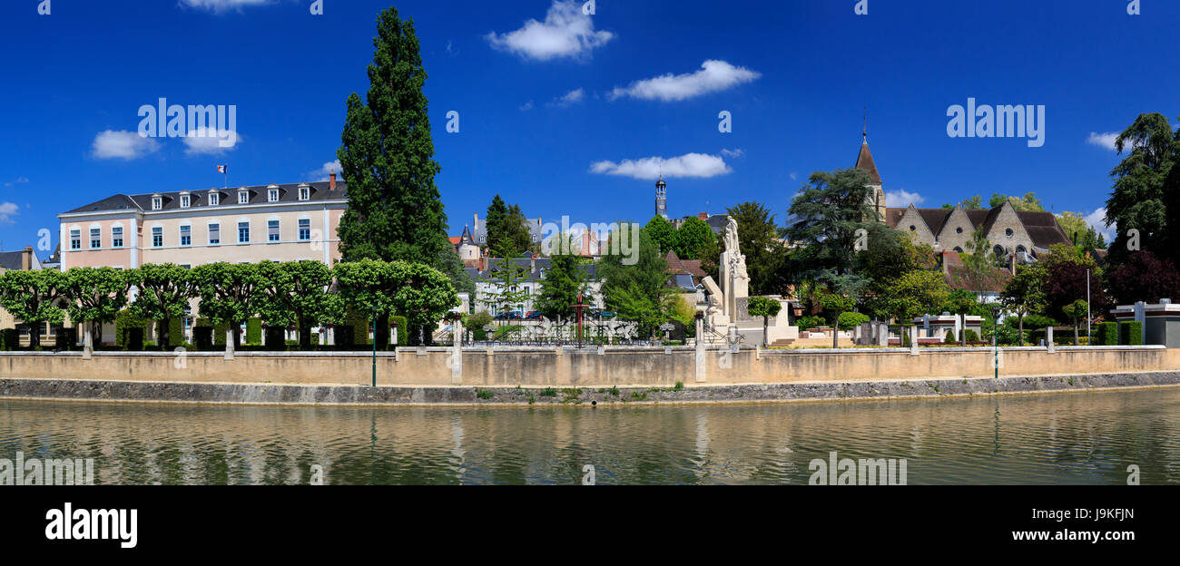 La France, Cher, Vierzon, canal de Berry et Yèvre river square Lucien-Beaufrère et mixte avec son monument aux morts, église Notre-Dame, à gauche de l'hôtel de ville Banque D'Images