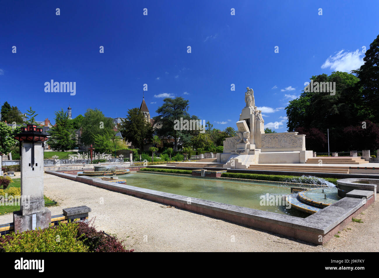 La France, Cher, Vierzon, square Lucien-Beaufrère avec son monument commémoratif de guerre Banque D'Images