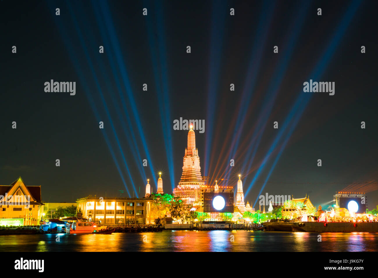 Wat Arun au titre de nouvel an fête spotlight show time plan large, Bangkok, Thaïlande Banque D'Images
