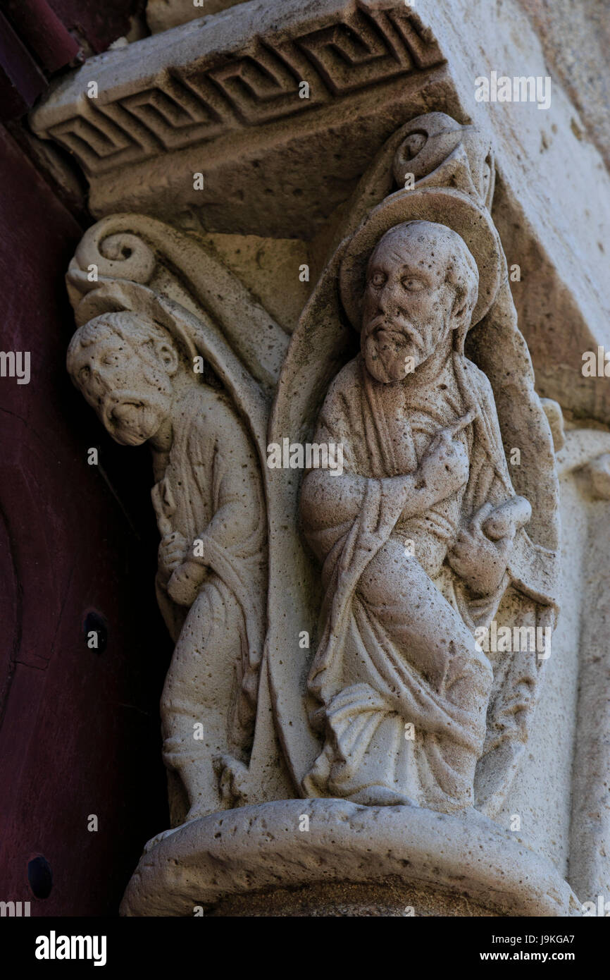 France, Corrèze, Vigeois, Saint Pierre église abbatiale, détail de la North Portal, capitale avec Apôtres Pierre et Paul dans leur mandorlas Banque D'Images