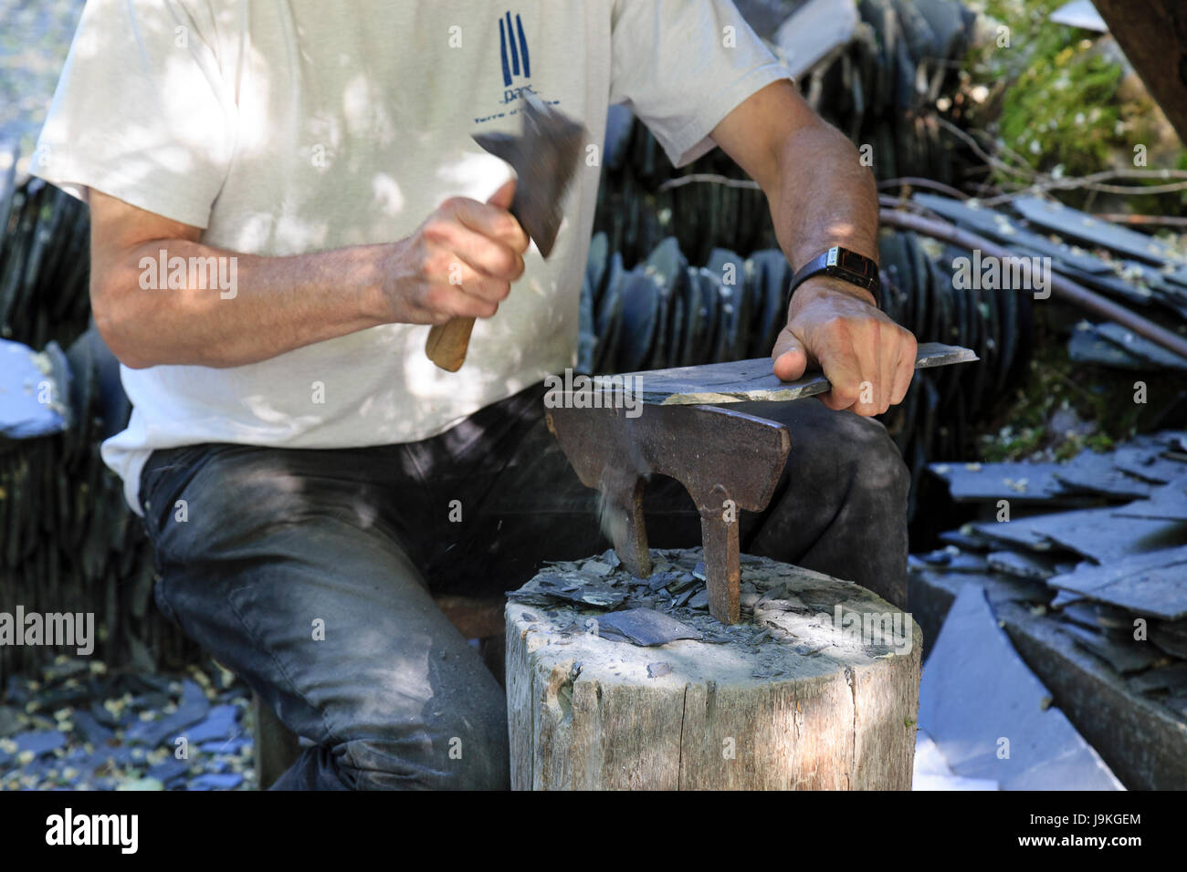 France, Corrèze, Donzenac, Travassac, Pans de Travassac, vieille ardoise, démonstration du travail de l'ardoise par Jean Jacques Banque D'Images