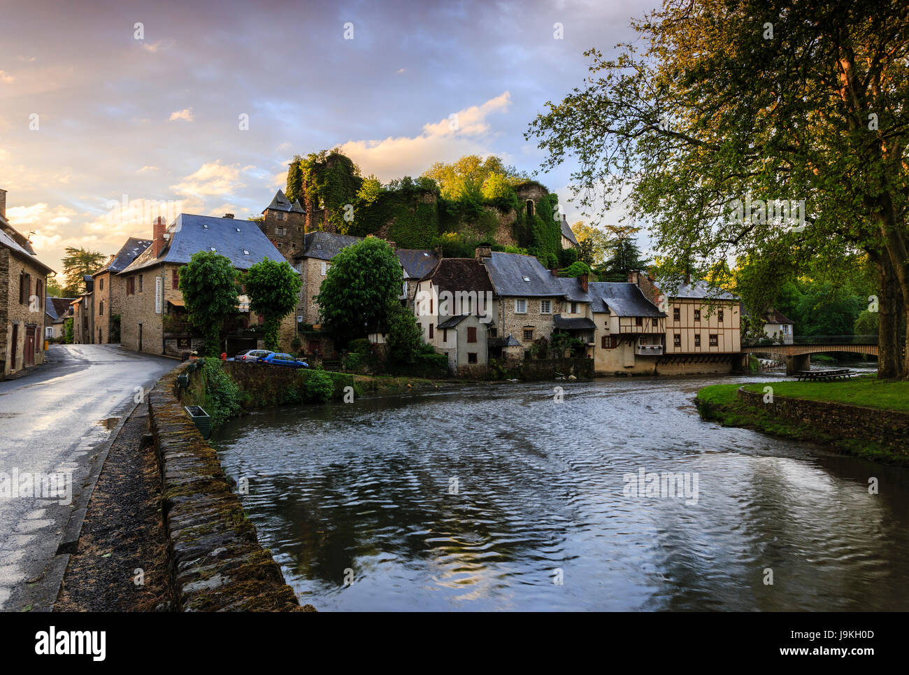France, Corrèze, Segur le Chateau, étiqueté Les Plus Beaux Villages de France, le village dominé par les ruines du château et de la rivière Auvezere Banque D'Images