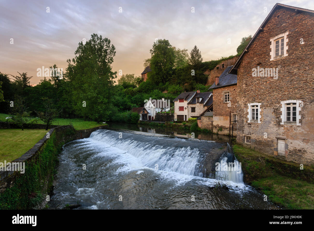 France, Corrèze, Segur le Chateau, étiqueté Les Plus Beaux Villages de France (Les Plus Beaux Villages de France), moulin et de la rivière Auvezere Banque D'Images