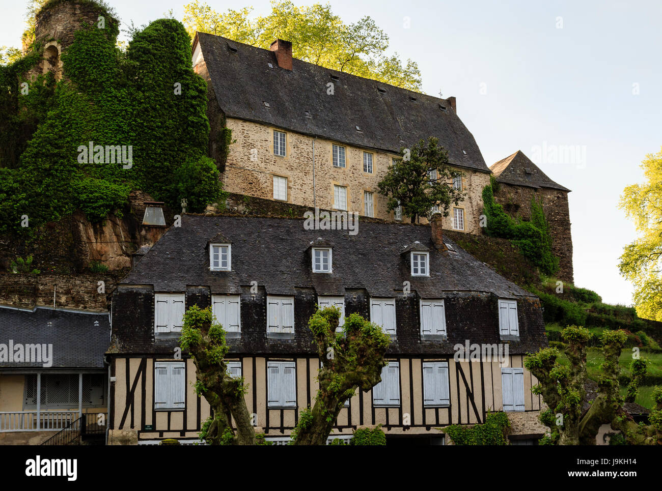 France, Corrèze, Segur le Chateau, étiqueté Les Plus Beaux Villages de France (Les Plus Beaux Villages de France), maison à colombages et ruines Banque D'Images