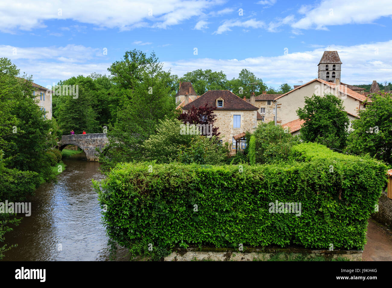 France, Dordogne, Saint Jean de Cole, étiqueté Les Plus Beaux Villages de France, le village et le pont médiéval sur l'Cole Banque D'Images