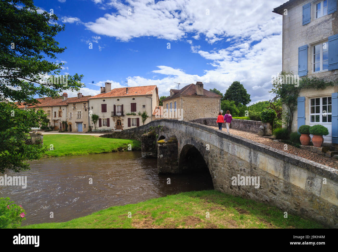 France, Dordogne, Saint Jean de Cole, étiqueté Les Plus Beaux Villages de France, le village et le pont médiéval sur l'Cole Banque D'Images