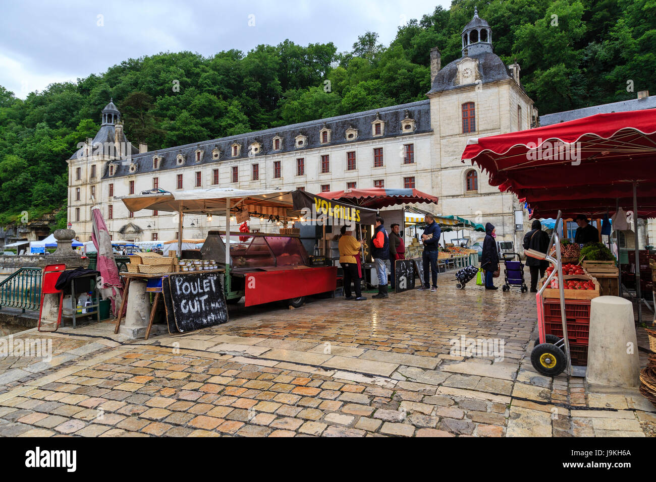 France, Dordogne, Brantome, l'abbaye Saint-Pierre de Brantôme un jour de marché Banque D'Images