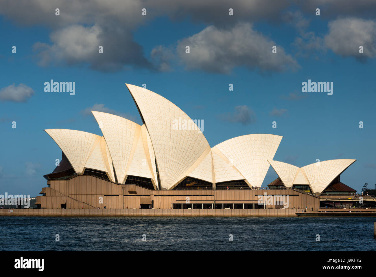 Emblématique Opéra de Sydney, vue de côté. Nouvelle Galles du Sud, Australie. Banque D'Images