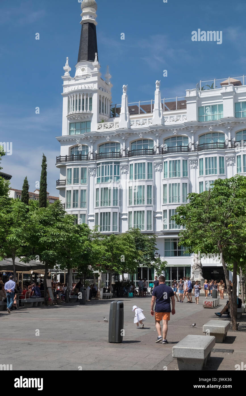 Plaza de Santa Ana, quartier Huertas, Madrid, Espagne, à la façade blanche de l'Hôtel Reina Victoria en arrière-plan, et Garcia Lorca statue en premier plan. Banque D'Images