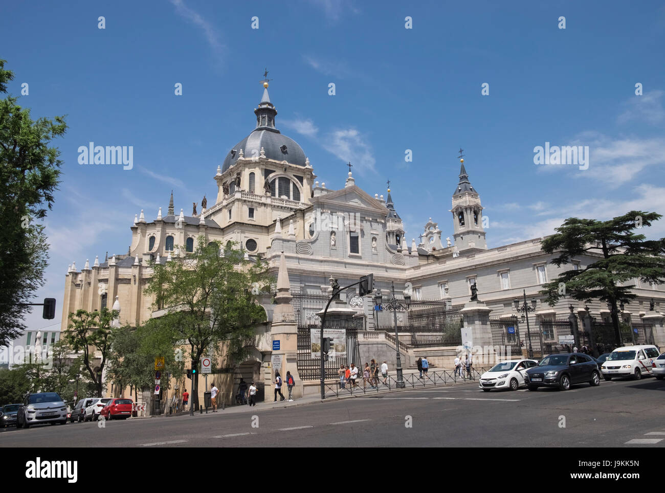 Côté ouest architecture de Catedral de Santa María la Real de la Almudena (Cathédrale de l'Almudena), Calle de Bailén, Madrid, Espagne. Banque D'Images