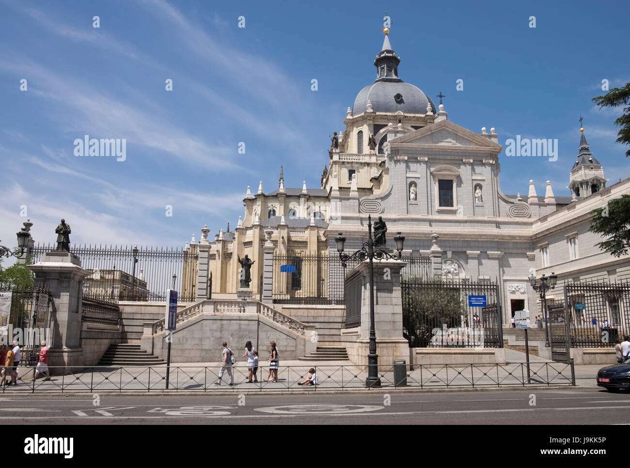 Côté ouest architecture de Catedral de Santa María la Real de la Almudena (Cathédrale de l'Almudena), Calle de Bailén, Madrid, Espagne. Banque D'Images