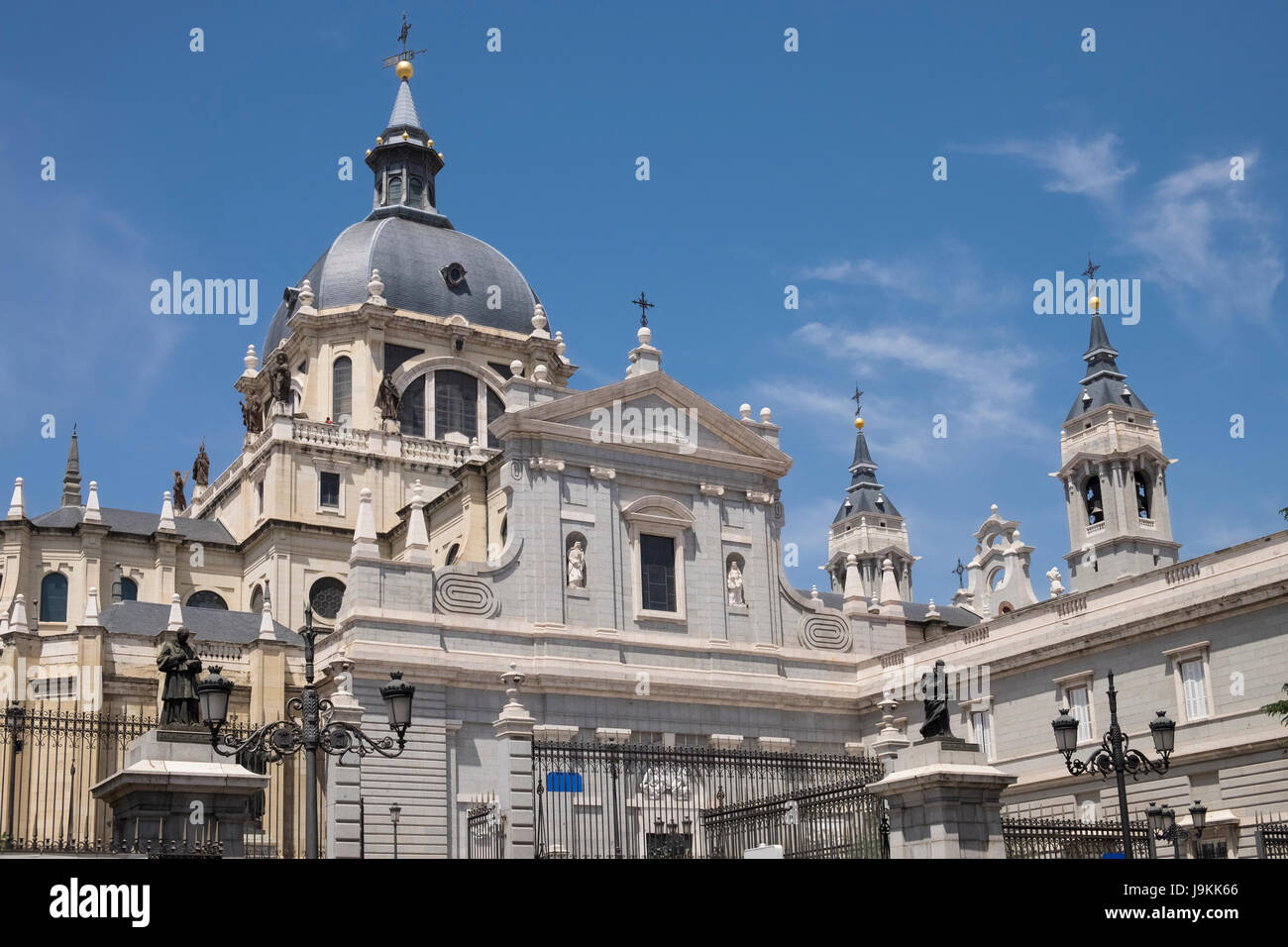Côté ouest architecture de Catedral de Santa María la Real de la Almudena (Cathédrale de l'Almudena), Calle de Bailén, Madrid, Espagne. Banque D'Images