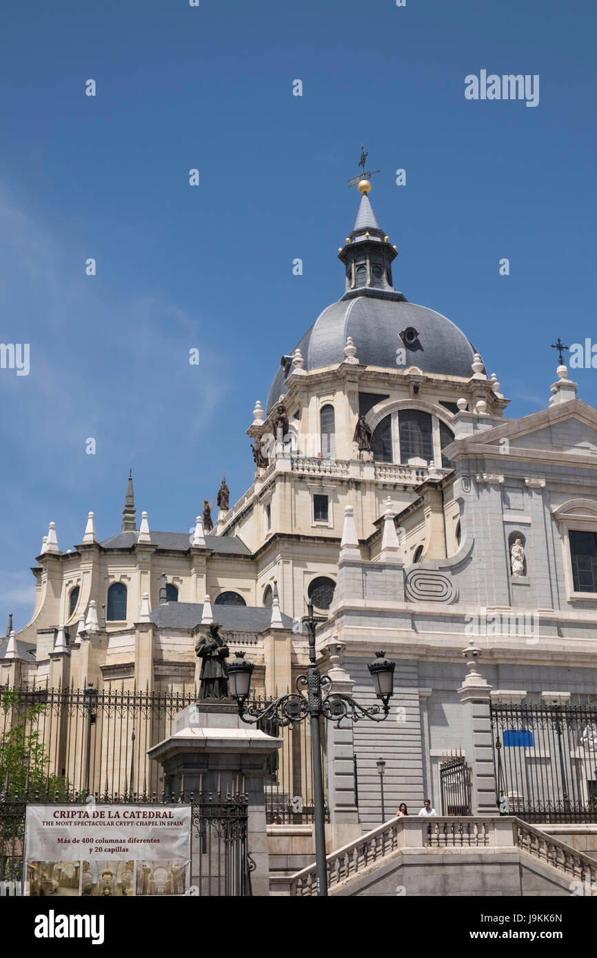 Côté ouest architecture de Catedral de Santa María la Real de la Almudena (Cathédrale de l'Almudena), Calle de Bailén, Madrid, Espagne. Banque D'Images