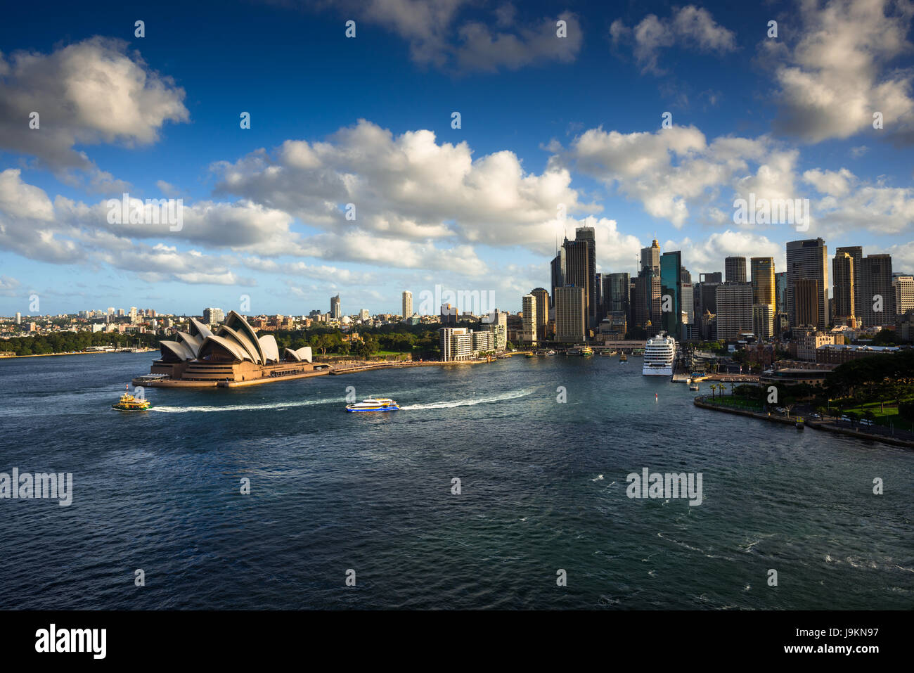 Vue aérienne du port de Sydney skyline avec l'Opéra. Sydney, Nouvelle-Galles du Sud, Australie. Banque D'Images