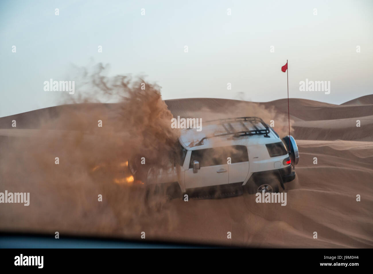Voiture bloquée sur le sable tout en hors-piste à Dubaï, Émirats Arabes Unis Banque D'Images