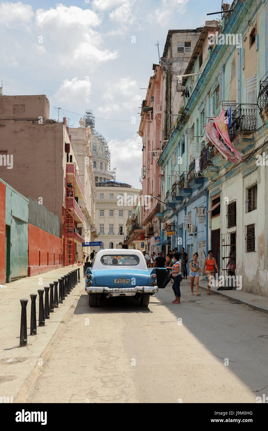 Voiture de collection sur la rue de La Havane, Cuba Banque D'Images