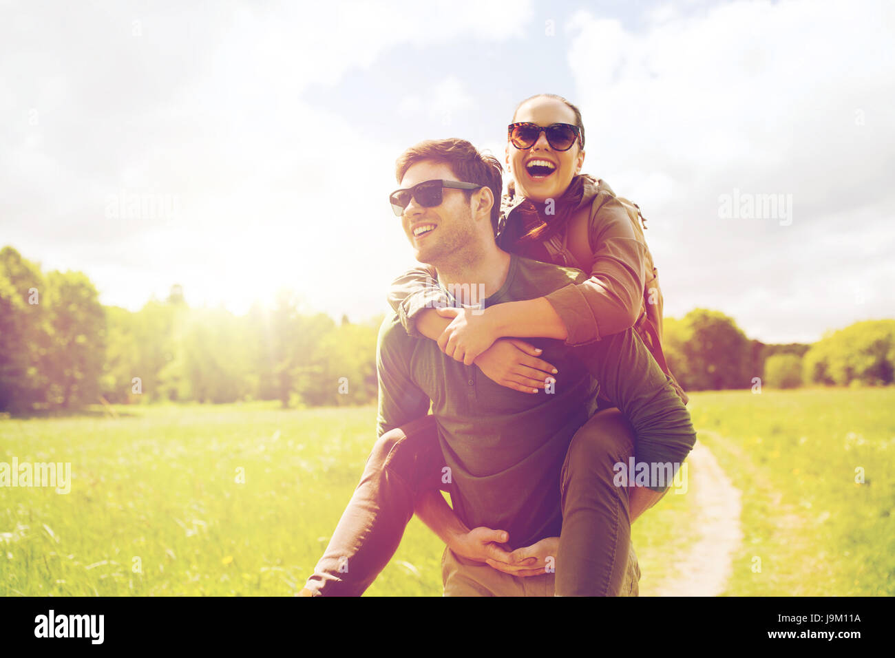 Couple heureux avec sacs à dos s'amuser en plein air Banque D'Images