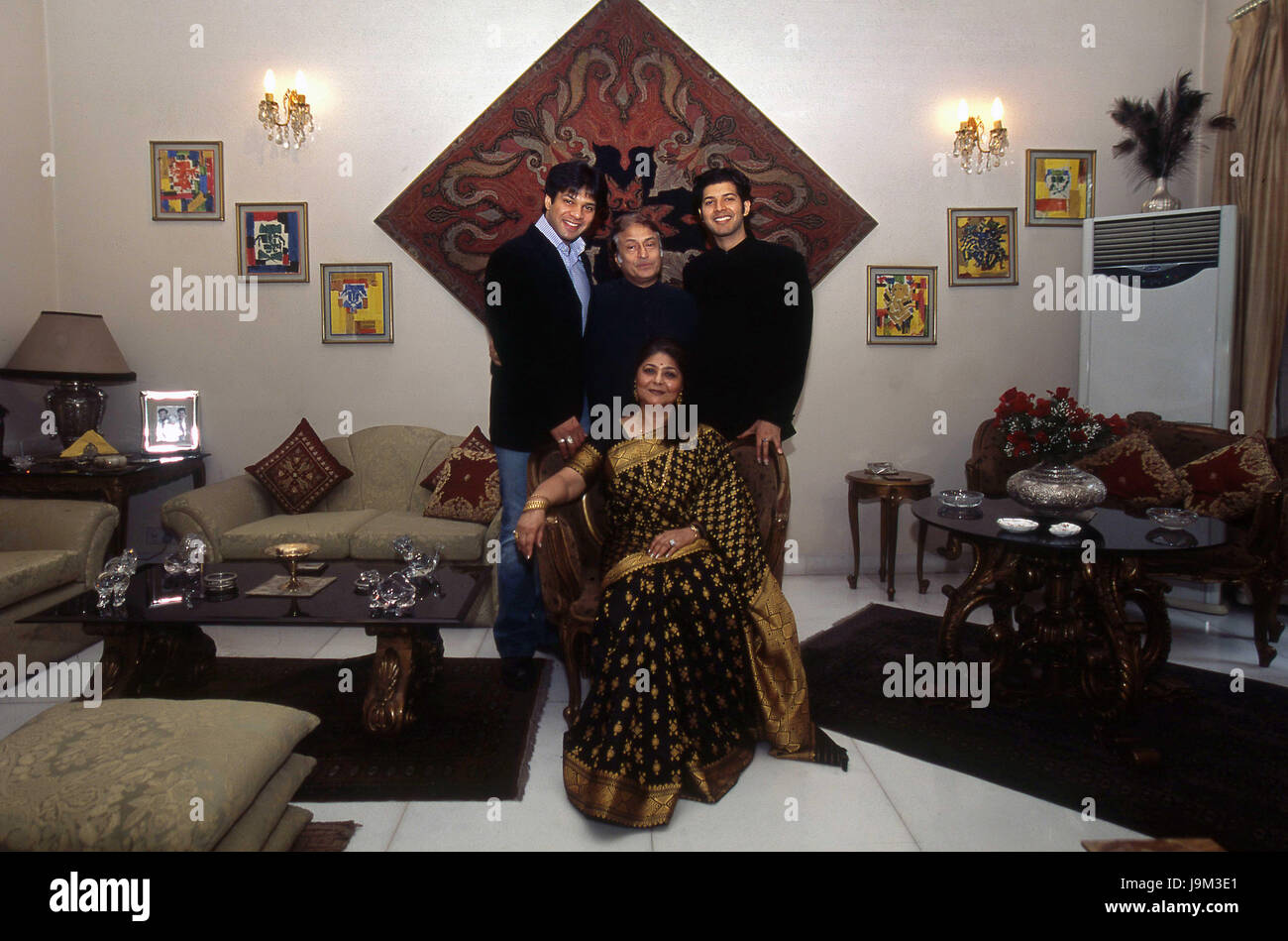 Musicien classique indien, Amjad Ali Khan avec la famille à Delhi, Inde, Asie Banque D'Images