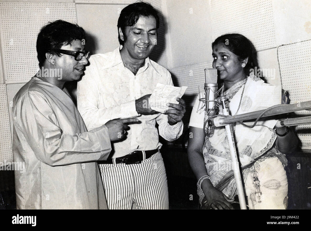 R D Burman réalisateur indien de musique Prem Chopra acteur et Asha Bhosle chanteur indien de lecture , Inde , asie Banque D'Images