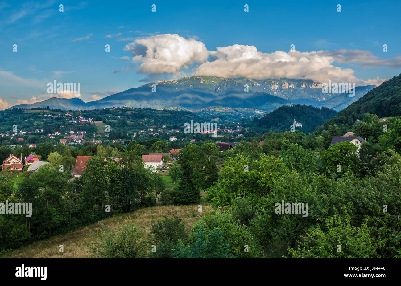 Vue aérienne de la commune de Bran à Brasov County région historique de la Transylvanie, Roumanie Banque D'Images