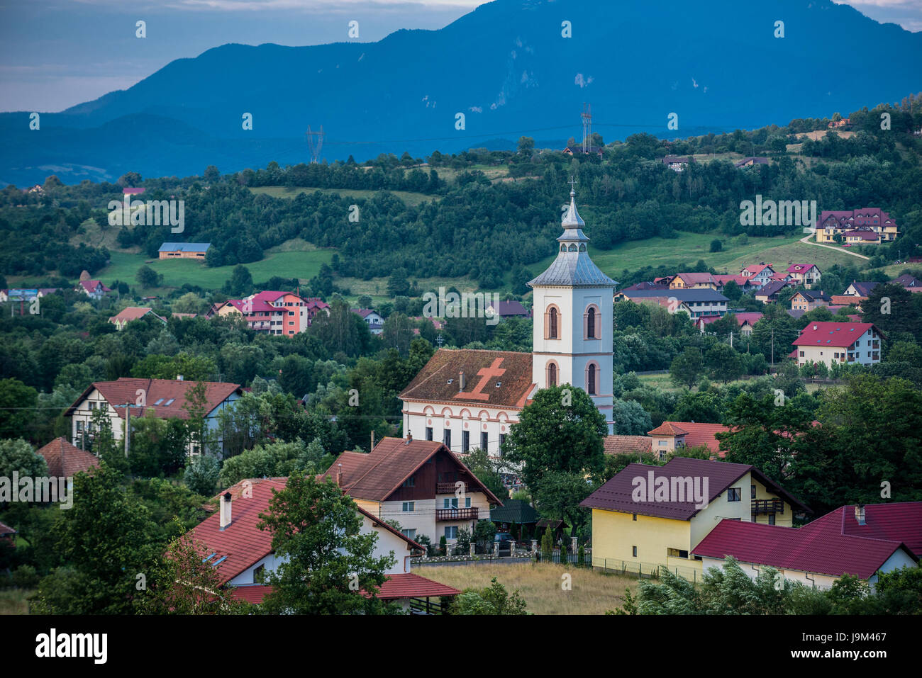 Vue aérienne de la commune de Bran à Brasov County région historique de la Transylvanie, Roumanie Banque D'Images