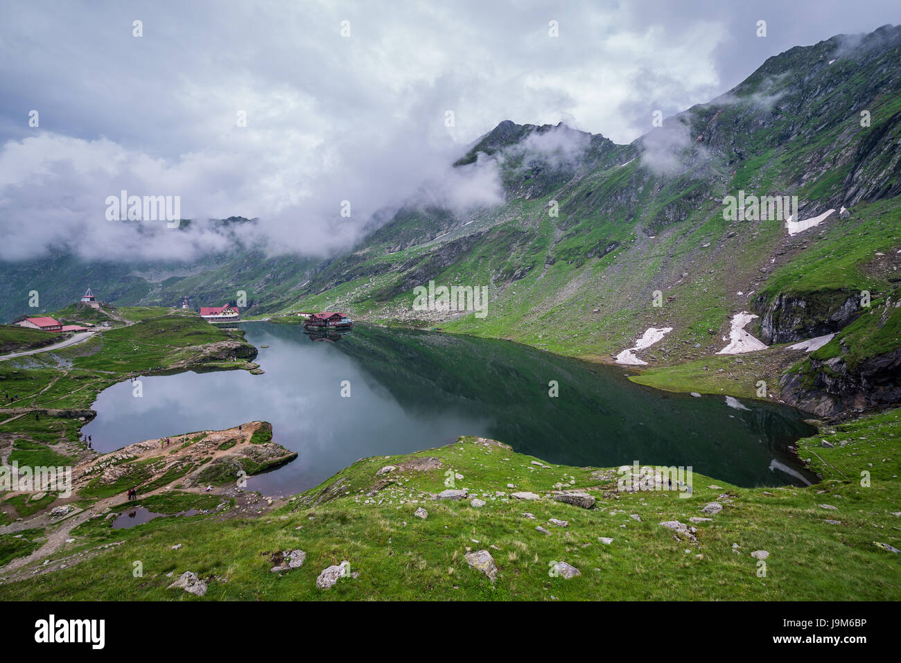 Avis de Balea Lac à côté de la route Transfagarasan à Fagaras Mountains (partie de montagnes des Carpates), Roumanie Banque D'Images