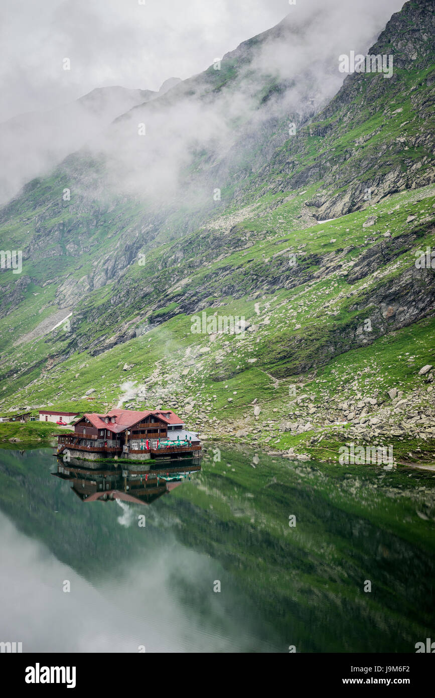 Chalet Lac Balea Balea Lac glacier plus à côté de la route Transfagarasan à Fagaras Mountains (partie de montagnes des Carpates), Roumanie Banque D'Images