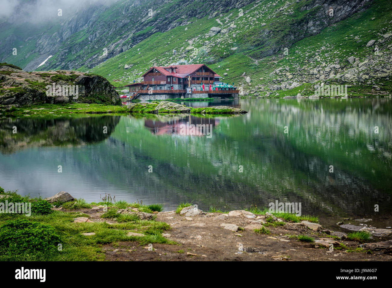 Chalet Bois en plus de Balea Lac à côté de la route Transfagarasan à Fagaras Mountains (partie de montagnes des Carpates), Roumanie Banque D'Images