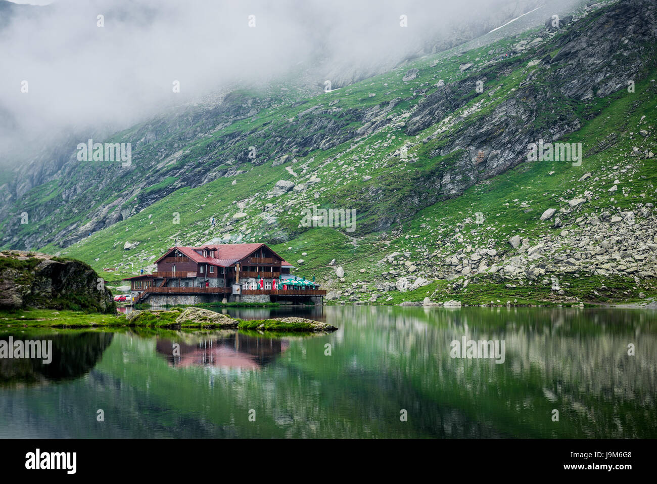 Chalet Bois en plus de Balea Lac à côté de la route Transfagarasan à Fagaras Mountains (partie de montagnes des Carpates), Roumanie Banque D'Images