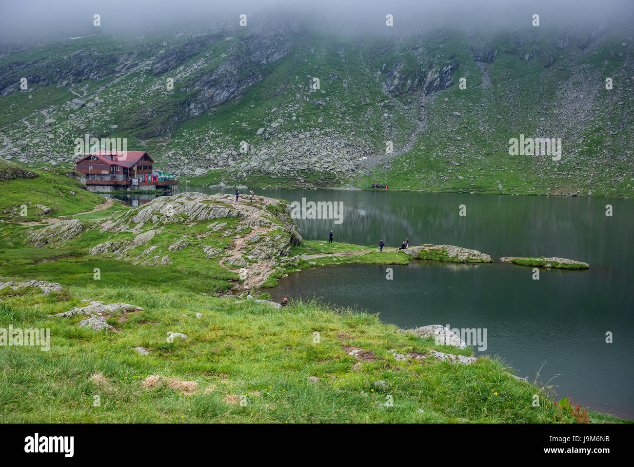 Chalet en bois sur glacier Balea Lac à côté de la route Transfagarasan à Fagaras Mountains (partie de montagnes des Carpates), Roumanie Banque D'Images