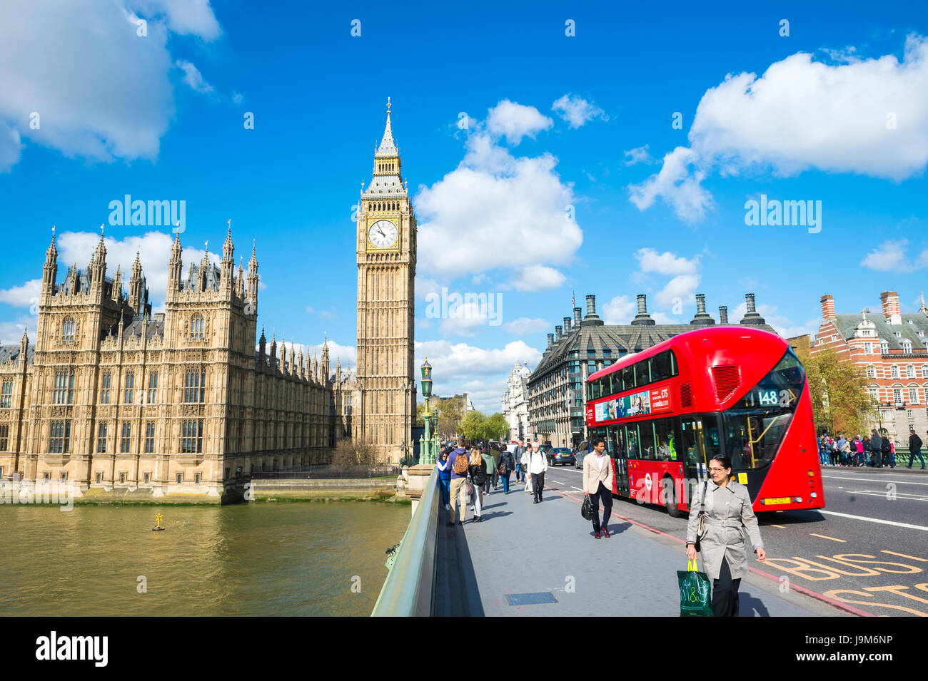 Londres - le 27 avril 2015 : un bus à double étage passe les piétons qui traversent le pont de Westminster Palace par un beau matin de printemps. Banque D'Images