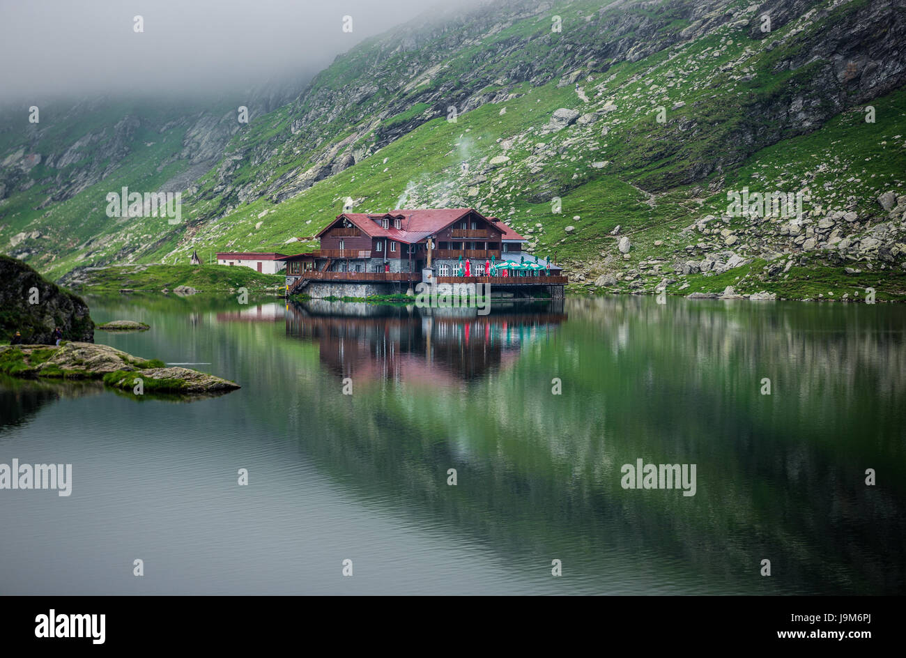 Chalet en bois sur glacier Balea Lac à côté de la route Transfagarasan à Fagaras Mountains (partie de montagnes des Carpates), Roumanie Banque D'Images