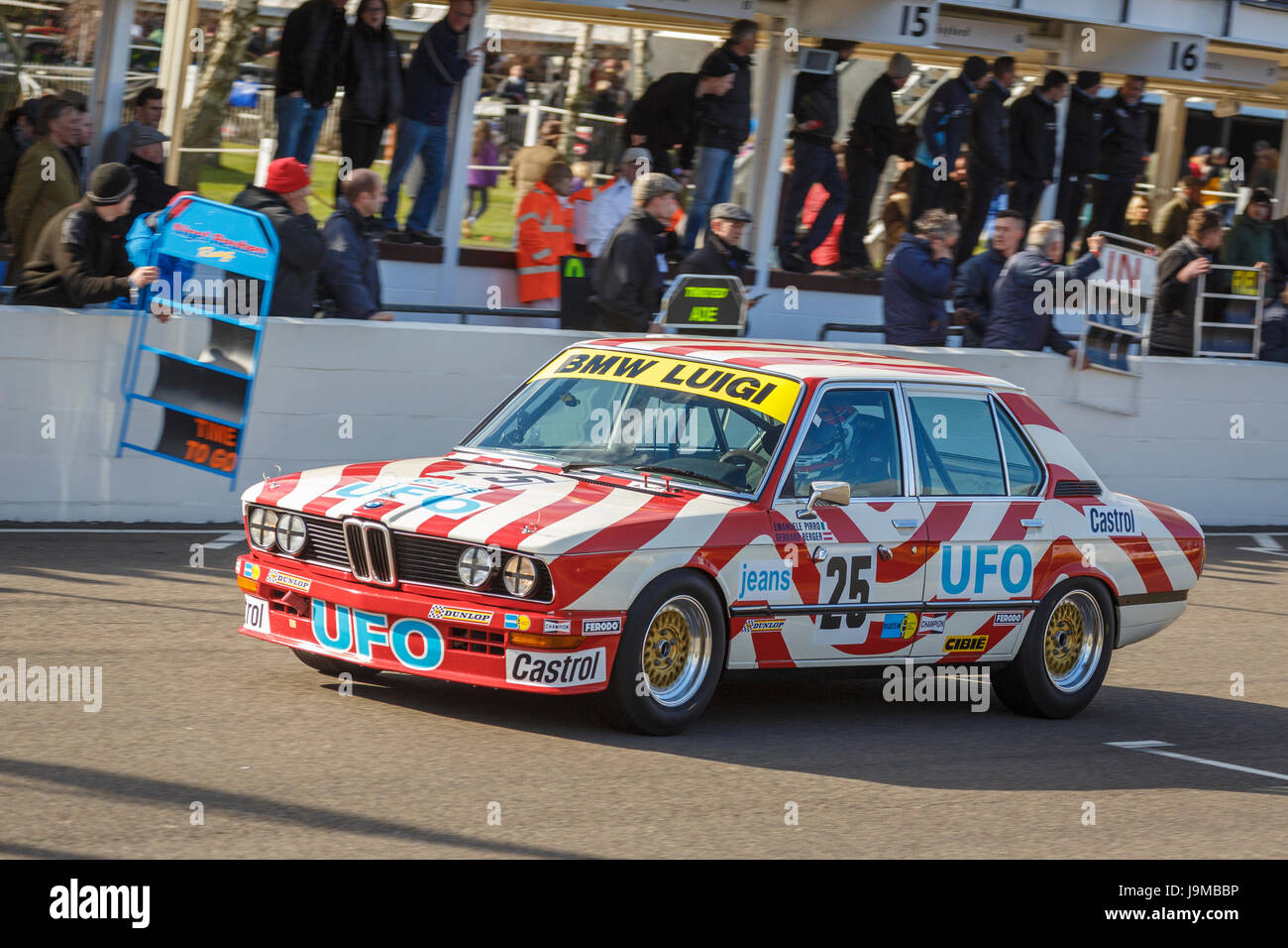 1977 BMW 530i avec chauffeur Emanuele Pirro pendant la course Trophée Gerry Marshall à Goodwood GRRC MEMBRES 74e séance, Sussex, UK. Banque D'Images