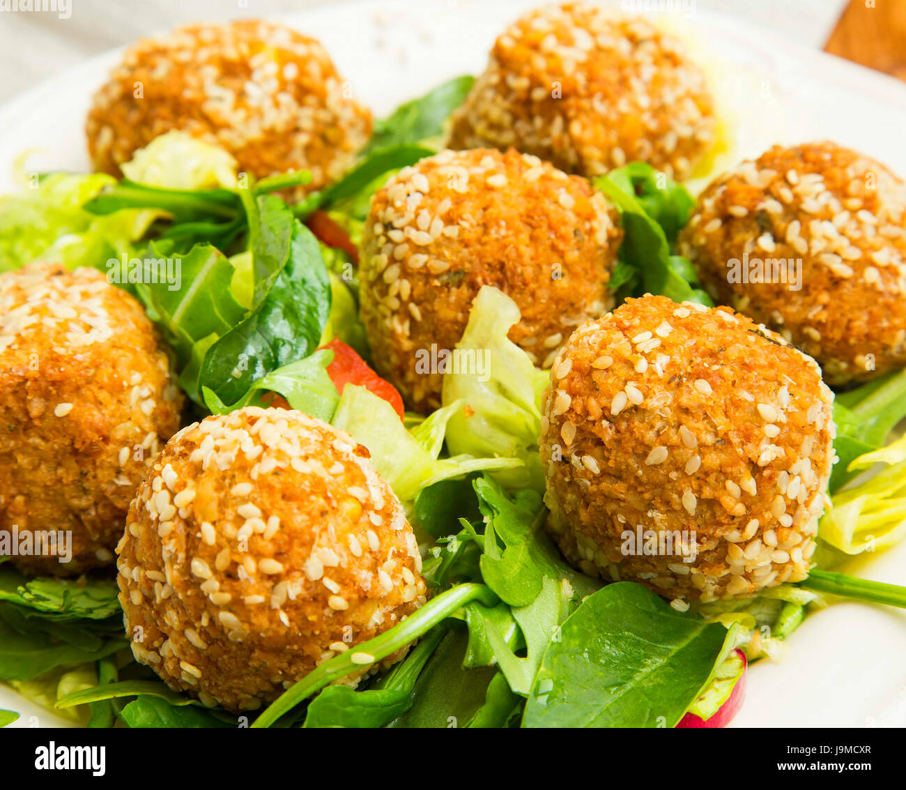 Boules de pois chiches falafels aux graines de sésame et salade Banque D'Images