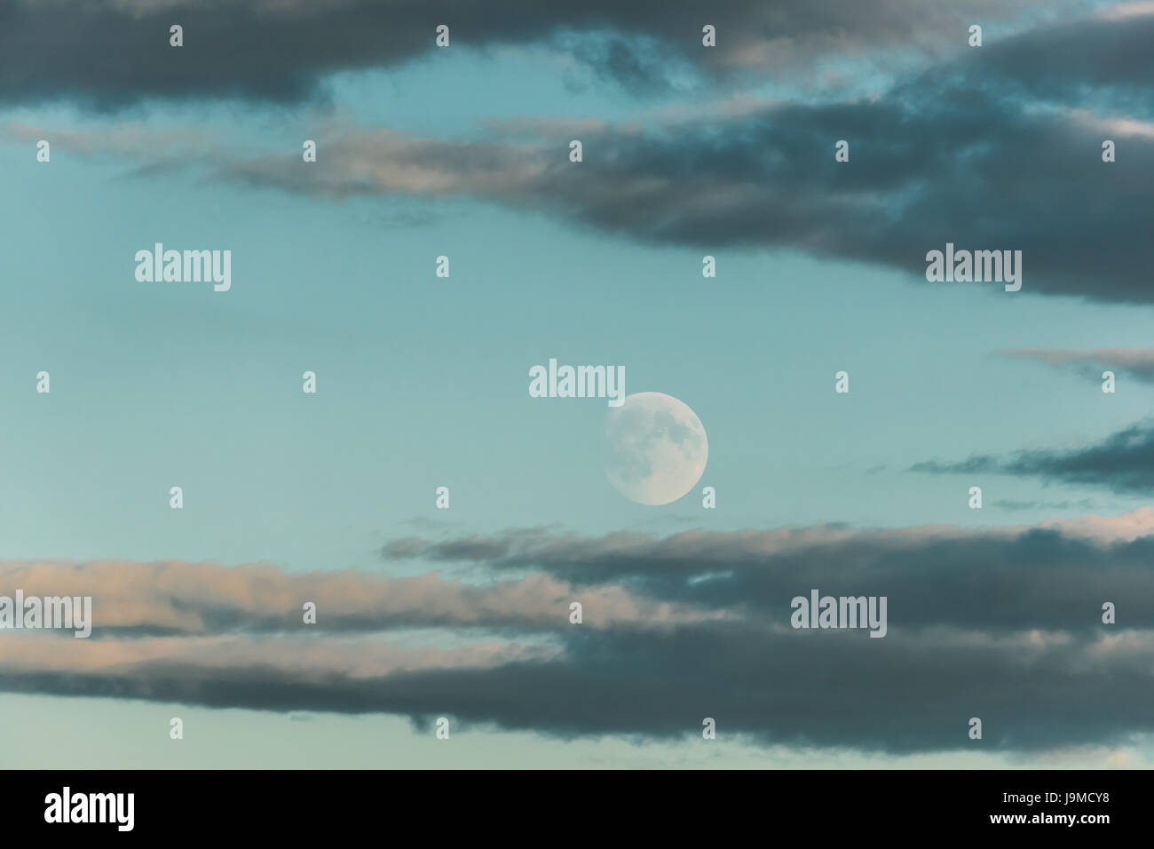 Soirée Pleine lune au fond de ciel bleu Cloudscape. Banque D'Images