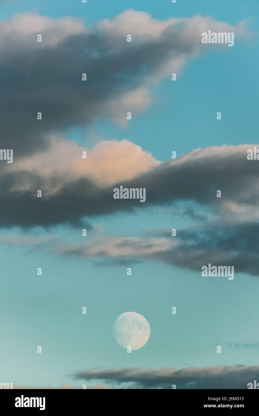 Soirée Pleine lune au fond de ciel bleu Cloudscape. Banque D'Images