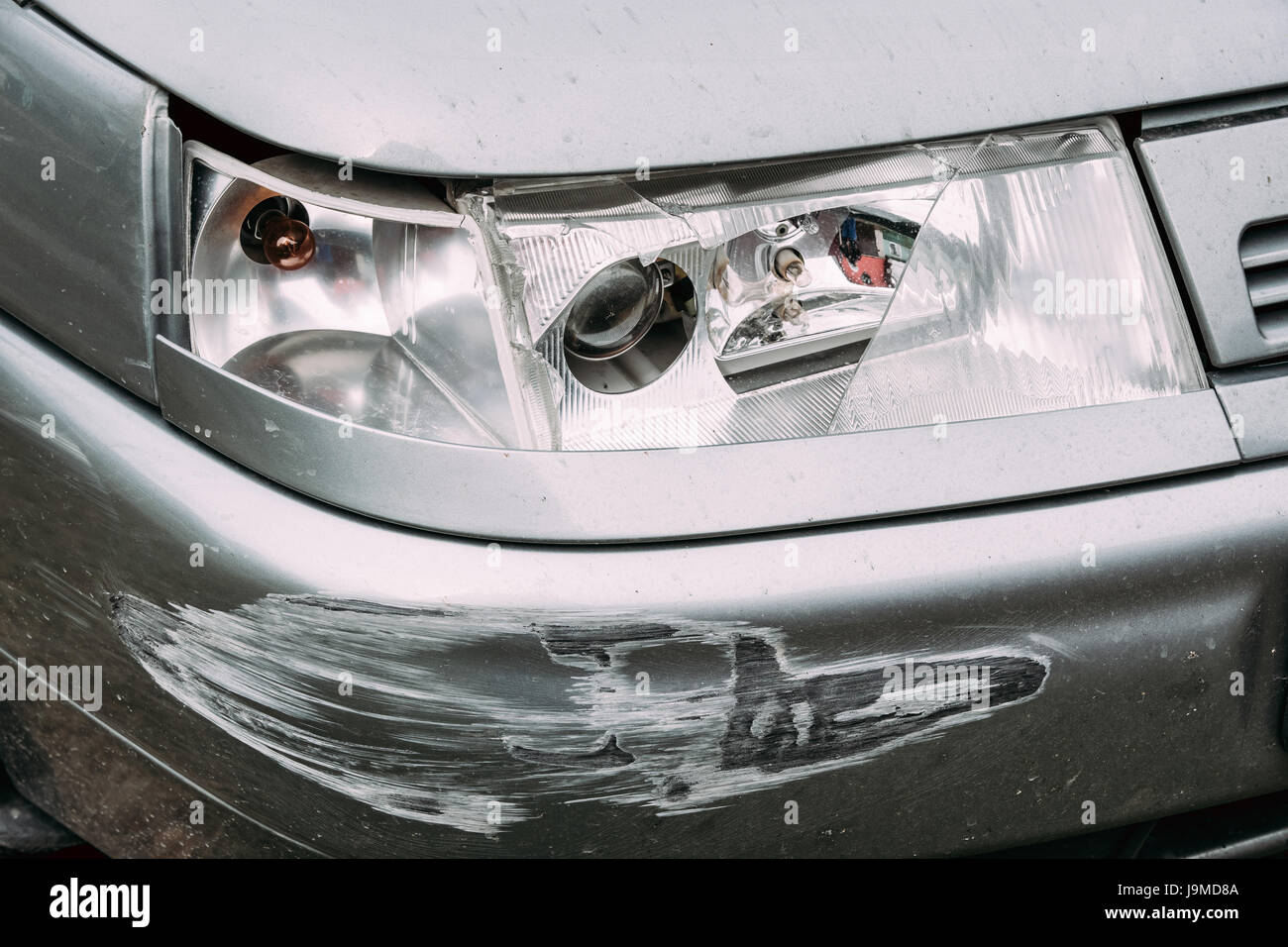 Projecteur lampe cassée et auto tamponneuse rayé avec une profonde détérioration de la peinture. Banque D'Images