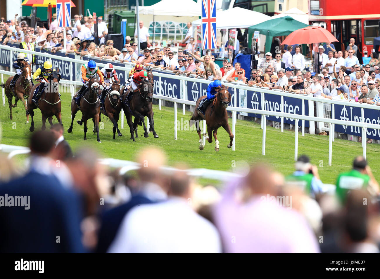 G K Chesterton monté par jockey William Buick (à droite) sur la façon de gagner l'Investec Cliquez & Investir Mile Handicap sur Mesdames jour pendant le Festival 2017 Investec Derby d'Epsom à l'hippodrome d'Epsom, Epsom. Banque D'Images