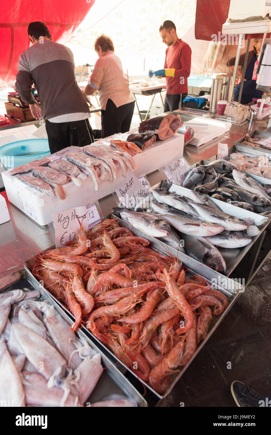 Les crevettes et autres poissons humides dans des boîtes en vente sur un stand à Marsaxlokk Malte Banque D'Images