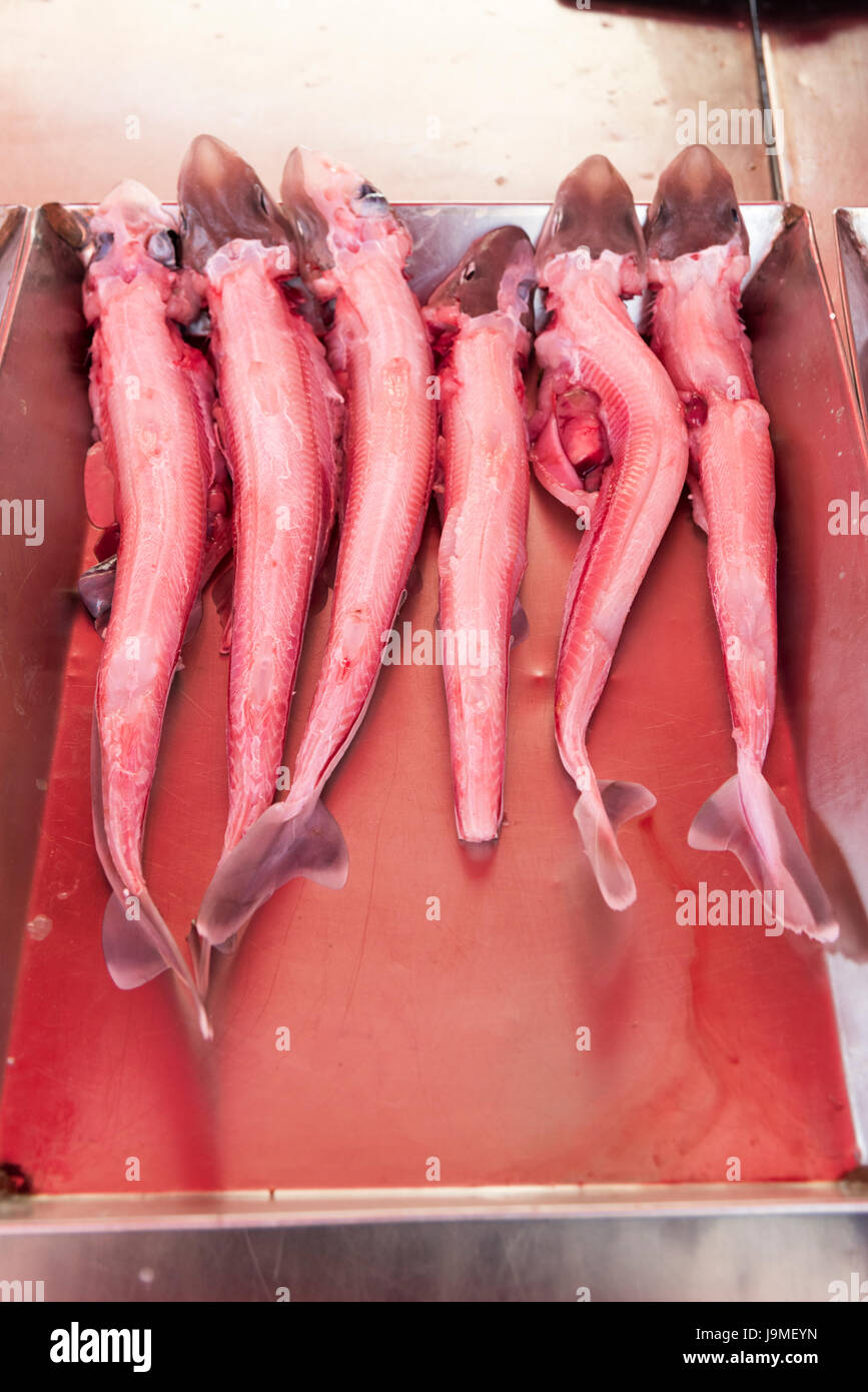 L'aiguillat et autres poissons humides dans des boîtes en vente sur un stand à Marsaxlokk Malte Banque D'Images