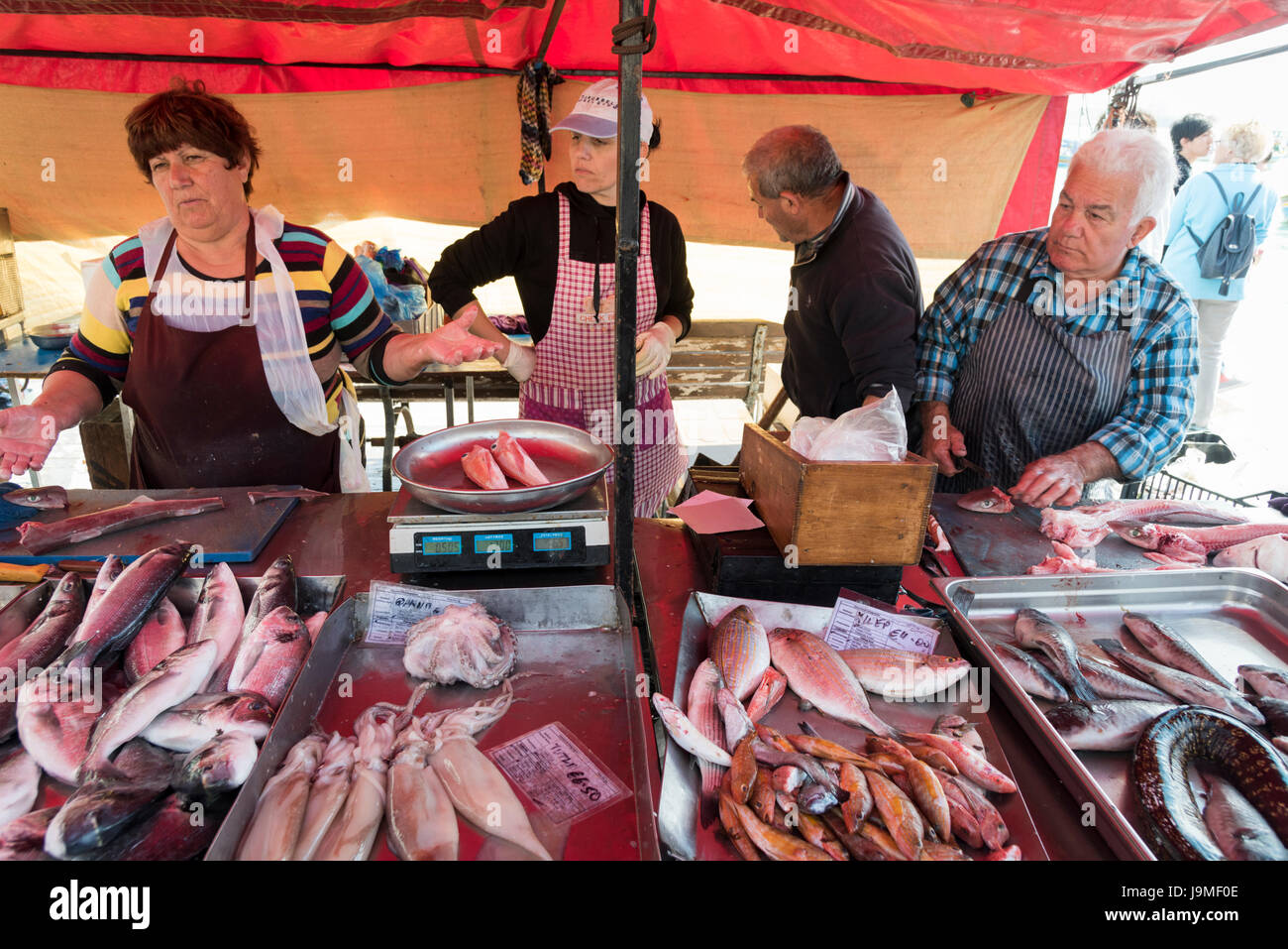Vente Vente de poissons frais fishFishmongers humide sur un stand à Marsaxlokk Malte Banque D'Images