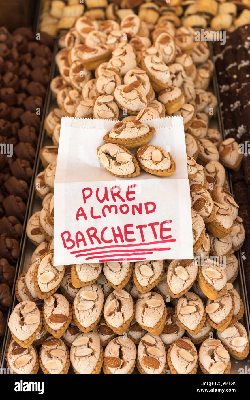 Amande pure traditionnelle barchette, maltaise des bonbons et confiseries en vente sur un étal du marché de Marsaxlokk à Malte Banque D'Images