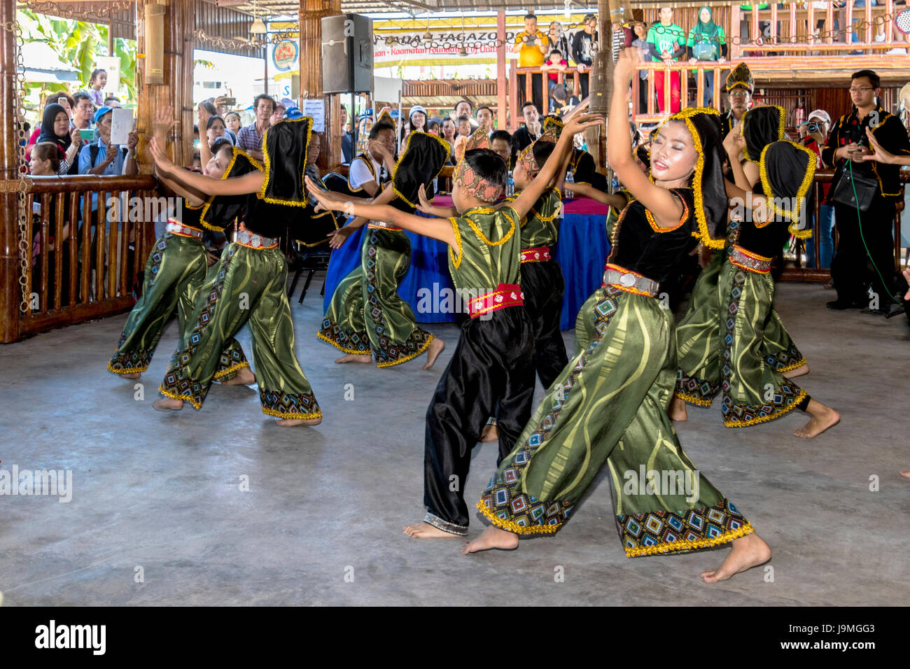 Rassemblement de groupes autochtones kadazandusan sur dernier jour de Pesta Kaamatan ou Hogkod Koisaan au festival des récoltes KDCA à Kota Kinabalu Sabah Malaisie Banque D'Images